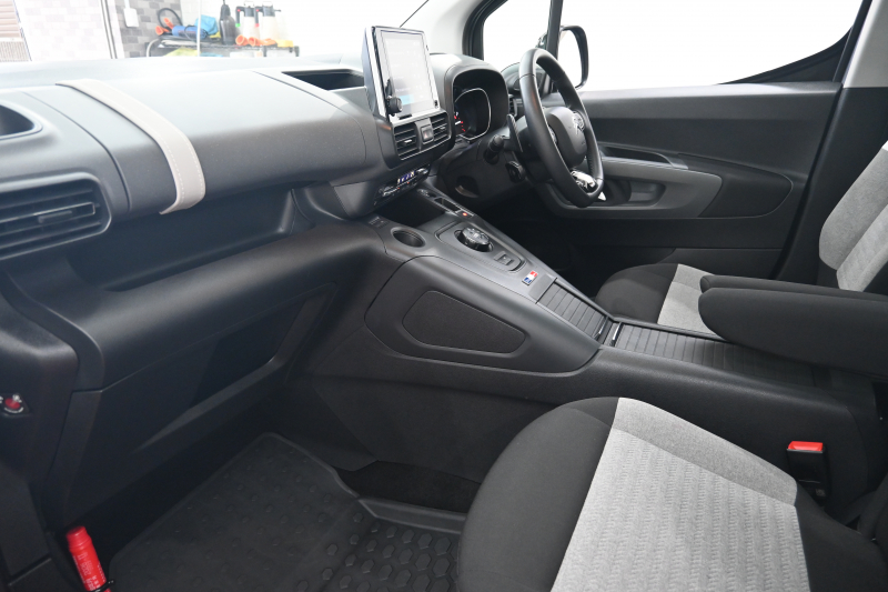 シトロエン ベルランゴ ｼｬｲﾝ　Pｽﾀ ﾊﾟｰｷﾝｸﾞｾﾝｻｰ BSM ﾊﾟﾉﾗﾏR ﾌｧﾌﾞﾘｯｸｼｰﾄ 純正ﾀｯﾁｽｸﾘｰﾝ CarPlay ｱﾝﾋﾞｴﾝｽﾗｲﾄ 純正16ｲﾝﾁAW　2年保証付