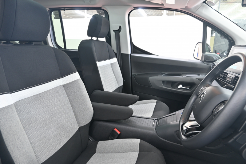 シトロエン ベルランゴ ｼｬｲﾝ　Pｽﾀ ﾊﾟｰｷﾝｸﾞｾﾝｻｰ BSM ﾊﾟﾉﾗﾏR ﾌｧﾌﾞﾘｯｸｼｰﾄ 純正ﾀｯﾁｽｸﾘｰﾝ CarPlay ｱﾝﾋﾞｴﾝｽﾗｲﾄ 純正16ｲﾝﾁAW　2年保証付