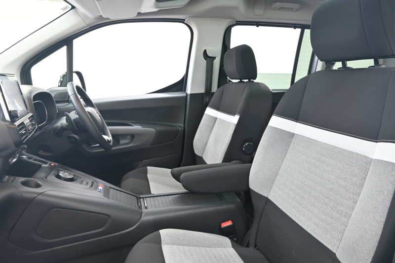 シトロエン ベルランゴ ｼｬｲﾝ　Pｽﾀ ﾊﾟｰｷﾝｸﾞｾﾝｻｰ BSM ﾊﾟﾉﾗﾏR ﾌｧﾌﾞﾘｯｸｼｰﾄ 純正ﾀｯﾁｽｸﾘｰﾝ CarPlay ｱﾝﾋﾞｴﾝｽﾗｲﾄ 純正16ｲﾝﾁAW　2年保証付