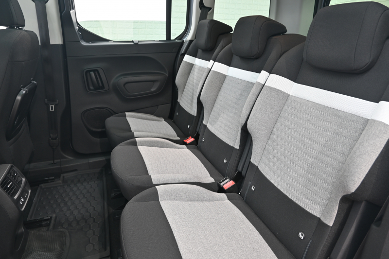 シトロエン ベルランゴ ｼｬｲﾝ　Pｽﾀ ﾊﾟｰｷﾝｸﾞｾﾝｻｰ BSM ﾊﾟﾉﾗﾏR ﾌｧﾌﾞﾘｯｸｼｰﾄ 純正ﾀｯﾁｽｸﾘｰﾝ CarPlay ｱﾝﾋﾞｴﾝｽﾗｲﾄ 純正16ｲﾝﾁAW　2年保証付