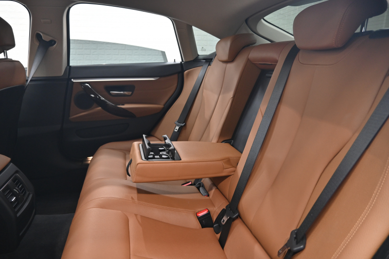 BMW 4シリーズ 420iｸﾞﾗﾝｸｰﾍﾟ ﾗｸﾞｼﾞｭｱﾘｰ　ｺﾝﾌｫA ACC ｲﾝﾃﾘS LCW LKA 茶革 純正HDDﾅﾋﾞ BTｵｰﾃﾞｨｵ&TEL Bｶﾒﾗ 純正18AW ﾘｱPDC　2年保証付