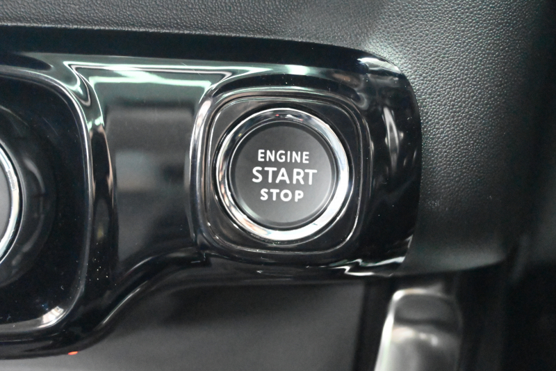 シトロエン C3 ｴｱｸﾛｽSUV ﾌﾞﾙｰHDi ｼｬｲﾝPKG　後期ﾓﾃﾞﾙ ﾚｻﾞｰ×ﾌｧﾌﾞﾘｯｸｺﾝﾋﾞﾚｻﾞｰｼｰﾄ ﾊﾟﾉﾗﾏSR ｸﾙｺﾝ 純正7ｲﾝﾁﾀｯﾁｽｸﾘｰﾝ CarPlay Bｶﾒﾗ 純正17ｲﾝﾁAW LEDﾗｲﾄ ｱｸﾃｨﾌﾞｾｰﾌﾃｨﾌﾞﾚｰｷ　2年保証付