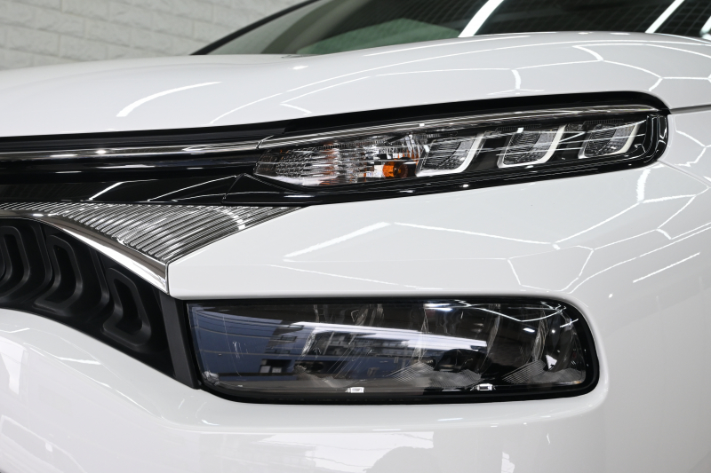 シトロエン C3 ｴｱｸﾛｽSUV ﾌﾞﾙｰHDi ｼｬｲﾝPKG　後期ﾓﾃﾞﾙ ﾚｻﾞｰ×ﾌｧﾌﾞﾘｯｸｺﾝﾋﾞﾚｻﾞｰｼｰﾄ ﾊﾟﾉﾗﾏSR ｸﾙｺﾝ 純正7ｲﾝﾁﾀｯﾁｽｸﾘｰﾝ CarPlay Bｶﾒﾗ 純正17ｲﾝﾁAW LEDﾗｲﾄ ｱｸﾃｨﾌﾞｾｰﾌﾃｨﾌﾞﾚｰｷ　2年保証付