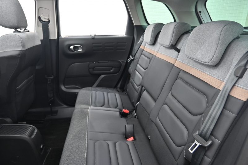 シトロエン C3 ｴｱｸﾛｽSUV ﾌﾞﾙｰHDi ｼｬｲﾝPKG　後期ﾓﾃﾞﾙ ﾚｻﾞｰ×ﾌｧﾌﾞﾘｯｸｺﾝﾋﾞﾚｻﾞｰｼｰﾄ ﾊﾟﾉﾗﾏSR ｸﾙｺﾝ 純正7ｲﾝﾁﾀｯﾁｽｸﾘｰﾝ CarPlay Bｶﾒﾗ 純正17ｲﾝﾁAW LEDﾗｲﾄ ｱｸﾃｨﾌﾞｾｰﾌﾃｨﾌﾞﾚｰｷ　2年保証付