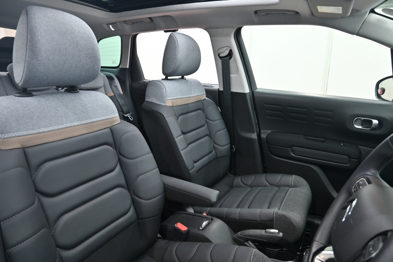 シトロエン C3 ｴｱｸﾛｽSUV ﾌﾞﾙｰHDi ｼｬｲﾝPKG　後期ﾓﾃﾞﾙ ﾚｻﾞｰ×ﾌｧﾌﾞﾘｯｸｺﾝﾋﾞﾚｻﾞｰｼｰﾄ ﾊﾟﾉﾗﾏSR ｸﾙｺﾝ 純正7ｲﾝﾁﾀｯﾁｽｸﾘｰﾝ CarPlay Bｶﾒﾗ 純正17ｲﾝﾁAW LEDﾗｲﾄ ｱｸﾃｨﾌﾞｾｰﾌﾃｨﾌﾞﾚｰｷ　2年保証付