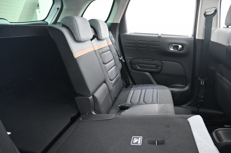 シトロエン C3 ｴｱｸﾛｽSUV ﾌﾞﾙｰHDi ｼｬｲﾝPKG　後期ﾓﾃﾞﾙ ﾚｻﾞｰ×ﾌｧﾌﾞﾘｯｸｺﾝﾋﾞﾚｻﾞｰｼｰﾄ ﾊﾟﾉﾗﾏSR ｸﾙｺﾝ 純正7ｲﾝﾁﾀｯﾁｽｸﾘｰﾝ CarPlay Bｶﾒﾗ 純正17ｲﾝﾁAW LEDﾗｲﾄ ｱｸﾃｨﾌﾞｾｰﾌﾃｨﾌﾞﾚｰｷ　2年保証付