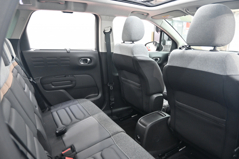 シトロエン C3 ｴｱｸﾛｽSUV ﾌﾞﾙｰHDi ｼｬｲﾝPKG　後期ﾓﾃﾞﾙ ﾚｻﾞｰ×ﾌｧﾌﾞﾘｯｸｺﾝﾋﾞﾚｻﾞｰｼｰﾄ ﾊﾟﾉﾗﾏSR ｸﾙｺﾝ 純正7ｲﾝﾁﾀｯﾁｽｸﾘｰﾝ CarPlay Bｶﾒﾗ 純正17ｲﾝﾁAW LEDﾗｲﾄ ｱｸﾃｨﾌﾞｾｰﾌﾃｨﾌﾞﾚｰｷ　2年保証付