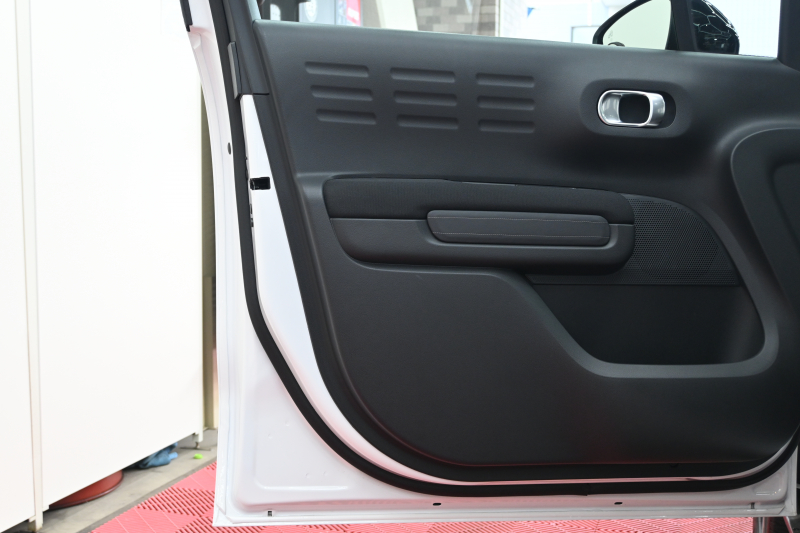 シトロエン C3 ｴｱｸﾛｽSUV ﾌﾞﾙｰHDi ｼｬｲﾝPKG　後期ﾓﾃﾞﾙ ﾚｻﾞｰ×ﾌｧﾌﾞﾘｯｸｺﾝﾋﾞﾚｻﾞｰｼｰﾄ ﾊﾟﾉﾗﾏSR ｸﾙｺﾝ 純正7ｲﾝﾁﾀｯﾁｽｸﾘｰﾝ CarPlay Bｶﾒﾗ 純正17ｲﾝﾁAW LEDﾗｲﾄ ｱｸﾃｨﾌﾞｾｰﾌﾃｨﾌﾞﾚｰｷ　2年保証付