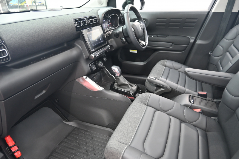 シトロエン C3 ｴｱｸﾛｽSUV ﾌﾞﾙｰHDi ｼｬｲﾝPKG　後期ﾓﾃﾞﾙ ﾚｻﾞｰ×ﾌｧﾌﾞﾘｯｸｺﾝﾋﾞﾚｻﾞｰｼｰﾄ ﾊﾟﾉﾗﾏSR ｸﾙｺﾝ 純正7ｲﾝﾁﾀｯﾁｽｸﾘｰﾝ CarPlay Bｶﾒﾗ 純正17ｲﾝﾁAW LEDﾗｲﾄ ｱｸﾃｨﾌﾞｾｰﾌﾃｨﾌﾞﾚｰｷ　2年保証付