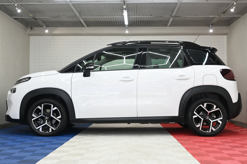 シトロエン C3 ｴｱｸﾛｽSUV ﾌﾞﾙｰHDi ｼｬｲﾝPKG　後期ﾓﾃﾞﾙ ﾚｻﾞｰ×ﾌｧﾌﾞﾘｯｸｺﾝﾋﾞﾚｻﾞｰｼｰﾄ ﾊﾟﾉﾗﾏSR ｸﾙｺﾝ 純正7ｲﾝﾁﾀｯﾁｽｸﾘｰﾝ CarPlay Bｶﾒﾗ 純正17ｲﾝﾁAW LEDﾗｲﾄ ｱｸﾃｨﾌﾞｾｰﾌﾃｨﾌﾞﾚｰｷ　2年保証付