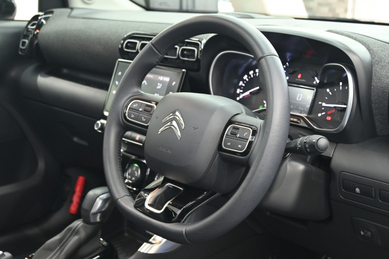 シトロエン C3 ｴｱｸﾛｽSUV ﾌﾞﾙｰHDi ｼｬｲﾝPKG　後期ﾓﾃﾞﾙ ﾚｻﾞｰ×ﾌｧﾌﾞﾘｯｸｺﾝﾋﾞﾚｻﾞｰｼｰﾄ ﾊﾟﾉﾗﾏSR ｸﾙｺﾝ 純正7ｲﾝﾁﾀｯﾁｽｸﾘｰﾝ CarPlay Bｶﾒﾗ 純正17ｲﾝﾁAW LEDﾗｲﾄ ｱｸﾃｨﾌﾞｾｰﾌﾃｨﾌﾞﾚｰｷ　2年保証付