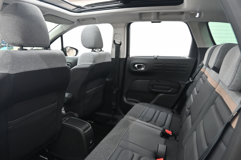 シトロエン C3 ｴｱｸﾛｽSUV ﾌﾞﾙｰHDi ｼｬｲﾝPKG　後期ﾓﾃﾞﾙ ﾚｻﾞｰ×ﾌｧﾌﾞﾘｯｸｺﾝﾋﾞﾚｻﾞｰｼｰﾄ ﾊﾟﾉﾗﾏSR ｸﾙｺﾝ 純正7ｲﾝﾁﾀｯﾁｽｸﾘｰﾝ CarPlay Bｶﾒﾗ 純正17ｲﾝﾁAW LEDﾗｲﾄ ｱｸﾃｨﾌﾞｾｰﾌﾃｨﾌﾞﾚｰｷ　2年保証付