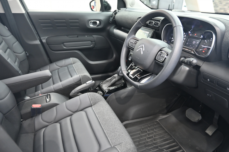 シトロエン C3 ｴｱｸﾛｽSUV ﾌﾞﾙｰHDi ｼｬｲﾝPKG　後期ﾓﾃﾞﾙ ﾚｻﾞｰ×ﾌｧﾌﾞﾘｯｸｺﾝﾋﾞﾚｻﾞｰｼｰﾄ ﾊﾟﾉﾗﾏSR ｸﾙｺﾝ 純正7ｲﾝﾁﾀｯﾁｽｸﾘｰﾝ CarPlay Bｶﾒﾗ 純正17ｲﾝﾁAW LEDﾗｲﾄ ｱｸﾃｨﾌﾞｾｰﾌﾃｨﾌﾞﾚｰｷ　2年保証付