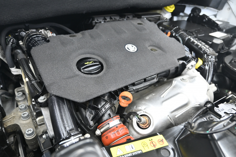 シトロエン C3 ｴｱｸﾛｽSUV ﾌﾞﾙｰHDi ｼｬｲﾝPKG　後期ﾓﾃﾞﾙ ﾚｻﾞｰ×ﾌｧﾌﾞﾘｯｸｺﾝﾋﾞﾚｻﾞｰｼｰﾄ ﾊﾟﾉﾗﾏSR ｸﾙｺﾝ 純正7ｲﾝﾁﾀｯﾁｽｸﾘｰﾝ CarPlay Bｶﾒﾗ 純正17ｲﾝﾁAW LEDﾗｲﾄ ｱｸﾃｨﾌﾞｾｰﾌﾃｨﾌﾞﾚｰｷ　2年保証付