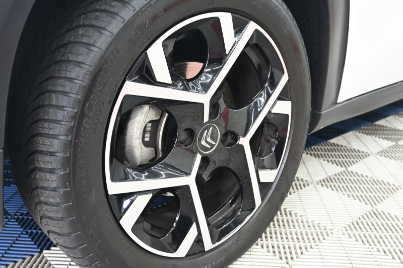 シトロエン C3 ｴｱｸﾛｽSUV ﾌﾞﾙｰHDi ｼｬｲﾝPKG　後期ﾓﾃﾞﾙ ﾚｻﾞｰ×ﾌｧﾌﾞﾘｯｸｺﾝﾋﾞﾚｻﾞｰｼｰﾄ ﾊﾟﾉﾗﾏSR ｸﾙｺﾝ 純正7ｲﾝﾁﾀｯﾁｽｸﾘｰﾝ CarPlay Bｶﾒﾗ 純正17ｲﾝﾁAW LEDﾗｲﾄ ｱｸﾃｨﾌﾞｾｰﾌﾃｨﾌﾞﾚｰｷ　2年保証付