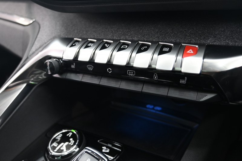 プジョー 3008 ｸﾛｽｼﾃｨ　1ｵｰﾅｰ 特別仕様車 ACC ﾊｰﾌ革 ﾊﾟﾉﾗﾏSR 純正ﾀｯﾁｽｸﾘｰﾝ ﾅﾋﾞTV ﾌﾙｾｸﾞ CarPlay ADVｺﾝﾄﾛｰﾙ 純正18ｲﾝﾁAW LEDﾗｲﾄ ｱｸﾃｨﾌﾞｾｰﾌﾃｨﾌﾞﾚｰｷ　2年保証付