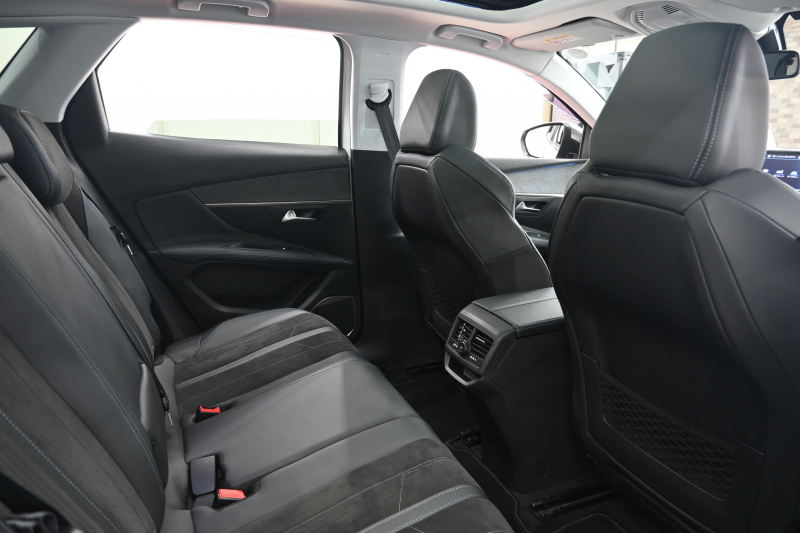 プジョー 3008 ｸﾛｽｼﾃｨ　1ｵｰﾅｰ 特別仕様車 ACC ﾊｰﾌ革 ﾊﾟﾉﾗﾏSR 純正ﾀｯﾁｽｸﾘｰﾝ ﾅﾋﾞTV ﾌﾙｾｸﾞ CarPlay ADVｺﾝﾄﾛｰﾙ 純正18ｲﾝﾁAW LEDﾗｲﾄ ｱｸﾃｨﾌﾞｾｰﾌﾃｨﾌﾞﾚｰｷ　2年保証付