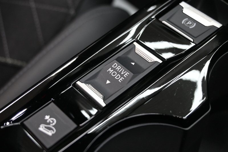 プジョー 2008 GTﾗｲﾝ　Pｽﾀ ACC ECO ﾊｰﾌ革 ﾊﾟﾉﾗﾏSR 純正ﾀｯﾁｽｸﾘｰﾝ ﾅﾋﾞTV CarPlay Bｶﾒﾗ 純正17ｲﾝﾁAW LEDﾗｲﾄ　2年保証付