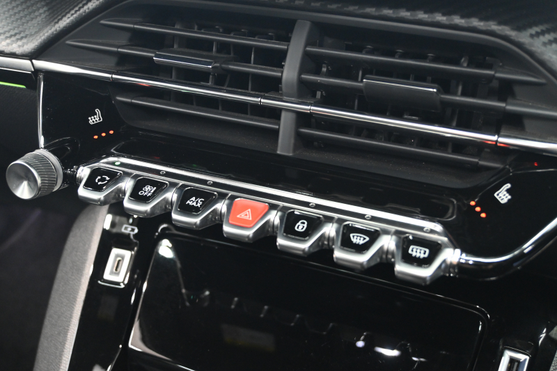 プジョー 2008 GTﾗｲﾝ　Pｽﾀ ACC ECO ﾊｰﾌ革 ﾊﾟﾉﾗﾏSR 純正ﾀｯﾁｽｸﾘｰﾝ ﾅﾋﾞTV CarPlay Bｶﾒﾗ 純正17ｲﾝﾁAW LEDﾗｲﾄ　2年保証付