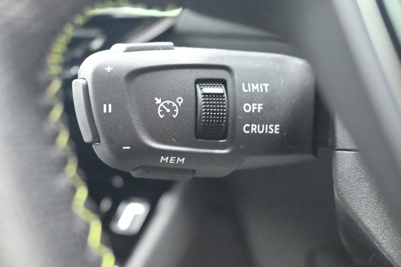 プジョー 2008 GTﾗｲﾝ　Pｽﾀ ACC ECO ﾊｰﾌ革 ﾊﾟﾉﾗﾏSR 純正ﾀｯﾁｽｸﾘｰﾝ ﾅﾋﾞTV CarPlay Bｶﾒﾗ 純正17ｲﾝﾁAW LEDﾗｲﾄ　2年保証付