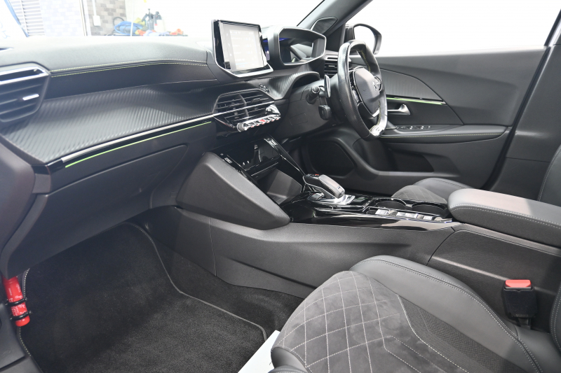 プジョー 2008 GTﾗｲﾝ　Pｽﾀ ACC ECO ﾊｰﾌ革 ﾊﾟﾉﾗﾏSR 純正ﾀｯﾁｽｸﾘｰﾝ ﾅﾋﾞTV CarPlay Bｶﾒﾗ 純正17ｲﾝﾁAW LEDﾗｲﾄ　2年保証付