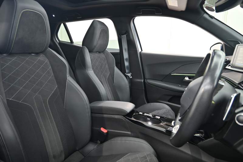 プジョー 2008 GTﾗｲﾝ　Pｽﾀ ACC ECO ﾊｰﾌ革 ﾊﾟﾉﾗﾏSR 純正ﾀｯﾁｽｸﾘｰﾝ ﾅﾋﾞTV CarPlay Bｶﾒﾗ 純正17ｲﾝﾁAW LEDﾗｲﾄ　2年保証付