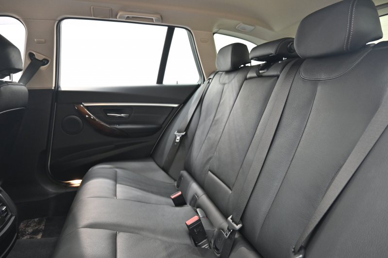 BMW 3シリーズ 320d ﾂｰﾘﾝｸﾞ ﾗｸﾞｼﾞｭｱﾘｰ　後期ﾓﾃﾞﾙ ACC 黒革 純正HDDﾅﾋﾞ Bｶﾒﾗ 17ｲﾝﾁAW ｵｰﾄﾃｰﾙｹﾞｰﾄ LEDﾍｯﾄﾞﾗｲﾄ　2年保証付