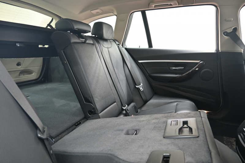 BMW 3シリーズ 320d ﾂｰﾘﾝｸﾞ ﾗｸﾞｼﾞｭｱﾘｰ　後期ﾓﾃﾞﾙ ACC 黒革 純正HDDﾅﾋﾞ Bｶﾒﾗ 17ｲﾝﾁAW ｵｰﾄﾃｰﾙｹﾞｰﾄ LEDﾍｯﾄﾞﾗｲﾄ　2年保証付