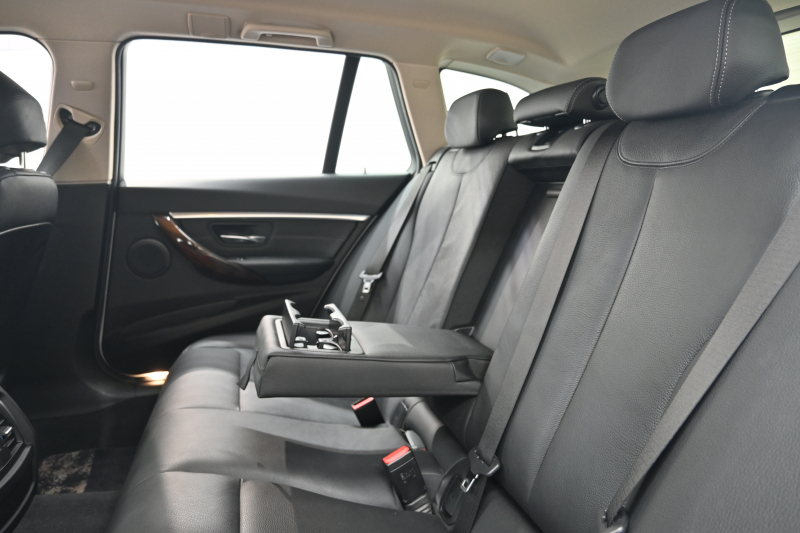 BMW 3シリーズ 320d ﾂｰﾘﾝｸﾞ ﾗｸﾞｼﾞｭｱﾘｰ　後期ﾓﾃﾞﾙ ACC 黒革 純正HDDﾅﾋﾞ Bｶﾒﾗ 17ｲﾝﾁAW ｵｰﾄﾃｰﾙｹﾞｰﾄ LEDﾍｯﾄﾞﾗｲﾄ　2年保証付