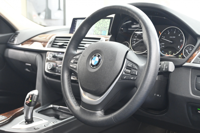 BMW 3シリーズ 320d ﾂｰﾘﾝｸﾞ ﾗｸﾞｼﾞｭｱﾘｰ　後期ﾓﾃﾞﾙ ACC 黒革 純正HDDﾅﾋﾞ Bｶﾒﾗ 17ｲﾝﾁAW ｵｰﾄﾃｰﾙｹﾞｰﾄ LEDﾍｯﾄﾞﾗｲﾄ　2年保証付