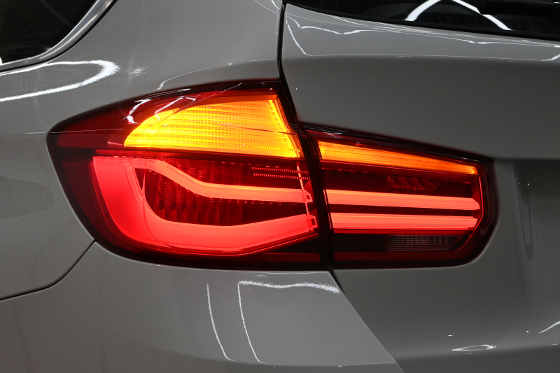 BMW 3シリーズ 320d ﾂｰﾘﾝｸﾞ ﾗｸﾞｼﾞｭｱﾘｰ　後期ﾓﾃﾞﾙ ACC 黒革 純正HDDﾅﾋﾞ Bｶﾒﾗ 17ｲﾝﾁAW ｵｰﾄﾃｰﾙｹﾞｰﾄ LEDﾍｯﾄﾞﾗｲﾄ　2年保証付