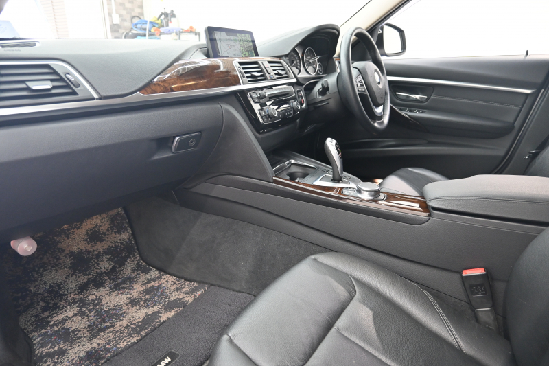 BMW 3シリーズ 320d ﾂｰﾘﾝｸﾞ ﾗｸﾞｼﾞｭｱﾘｰ　後期ﾓﾃﾞﾙ ACC 黒革 純正HDDﾅﾋﾞ Bｶﾒﾗ 17ｲﾝﾁAW ｵｰﾄﾃｰﾙｹﾞｰﾄ LEDﾍｯﾄﾞﾗｲﾄ　2年保証付