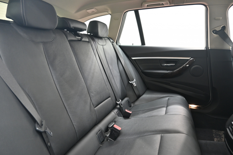 BMW 3シリーズ 320d ﾂｰﾘﾝｸﾞ ﾗｸﾞｼﾞｭｱﾘｰ　後期ﾓﾃﾞﾙ ACC 黒革 純正HDDﾅﾋﾞ Bｶﾒﾗ 17ｲﾝﾁAW ｵｰﾄﾃｰﾙｹﾞｰﾄ LEDﾍｯﾄﾞﾗｲﾄ　2年保証付