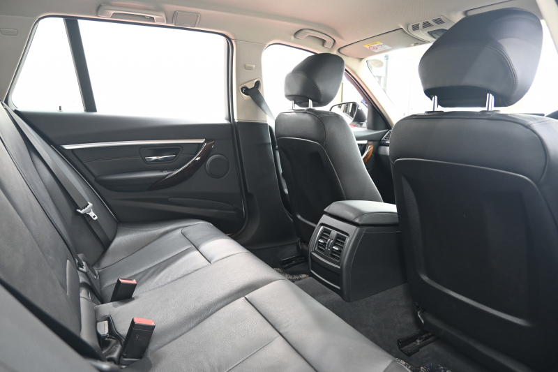 BMW 3シリーズ 320d ﾂｰﾘﾝｸﾞ ﾗｸﾞｼﾞｭｱﾘｰ　後期ﾓﾃﾞﾙ ACC 黒革 純正HDDﾅﾋﾞ Bｶﾒﾗ 17ｲﾝﾁAW ｵｰﾄﾃｰﾙｹﾞｰﾄ LEDﾍｯﾄﾞﾗｲﾄ　2年保証付