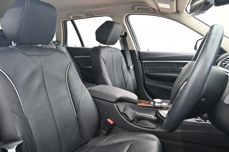 BMW 3シリーズ 320d ﾂｰﾘﾝｸﾞ ﾗｸﾞｼﾞｭｱﾘｰ　後期ﾓﾃﾞﾙ ACC 黒革 純正HDDﾅﾋﾞ Bｶﾒﾗ 17ｲﾝﾁAW ｵｰﾄﾃｰﾙｹﾞｰﾄ LEDﾍｯﾄﾞﾗｲﾄ　2年保証付