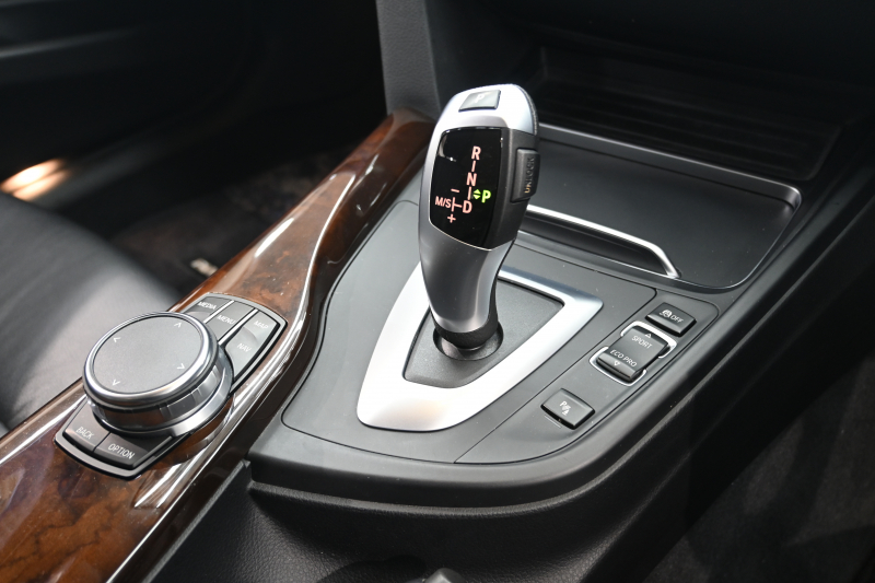 BMW 3シリーズ 320d ﾂｰﾘﾝｸﾞ ﾗｸﾞｼﾞｭｱﾘｰ　後期ﾓﾃﾞﾙ ACC 黒革 純正HDDﾅﾋﾞ Bｶﾒﾗ 17ｲﾝﾁAW ｵｰﾄﾃｰﾙｹﾞｰﾄ LEDﾍｯﾄﾞﾗｲﾄ　2年保証付