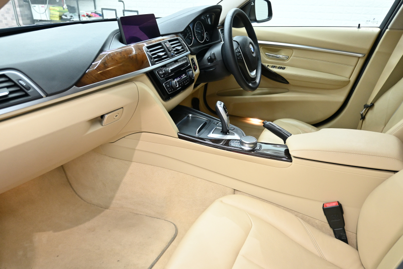 BMW 3シリーズ 320d ﾂｰﾘﾝｸﾞ ﾗｸﾞｼﾞｭｱﾘｰ　後期ﾓﾃﾞﾙ ACC ﾍﾞｰｼﾞｭ革 純正HDDﾅﾋﾞ TVﾁｭｰﾅｰ Bｶﾒﾗ 17ｲﾝﾁAW ｵｰﾄﾃｰﾙｹﾞｰﾄ LEDﾍｯﾄﾞﾗｲﾄ　2年保証付