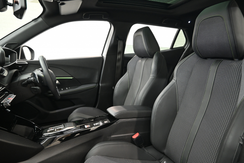 プジョー 2008 GT　Pｽﾀ ACC ECO ﾊｰﾌ革 ﾊﾟﾉﾗﾏSR 純正ﾀｯﾁｽｸﾘｰﾝ ﾅﾋﾞTV CarPlay Bｶﾒﾗ 純正17ｲﾝﾁAW LEDﾗｲﾄ ｱｸﾃｨﾌﾞｾｰﾌﾃｨﾌﾞﾚｰｷ　2年保証付