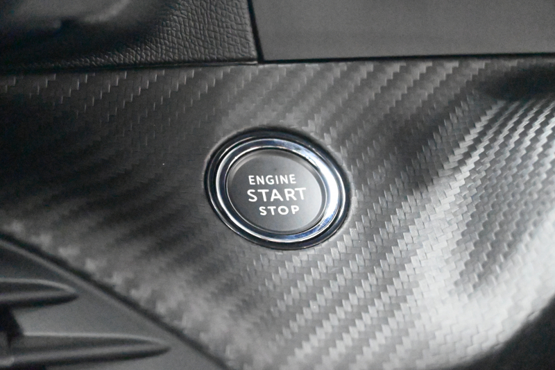 プジョー 2008 GT　Pｽﾀ ACC ECO ﾊｰﾌ革 ﾊﾟﾉﾗﾏSR 純正ﾀｯﾁｽｸﾘｰﾝ ﾅﾋﾞTV CarPlay Bｶﾒﾗ 純正17ｲﾝﾁAW LEDﾗｲﾄ ｱｸﾃｨﾌﾞｾｰﾌﾃｨﾌﾞﾚｰｷ　2年保証付