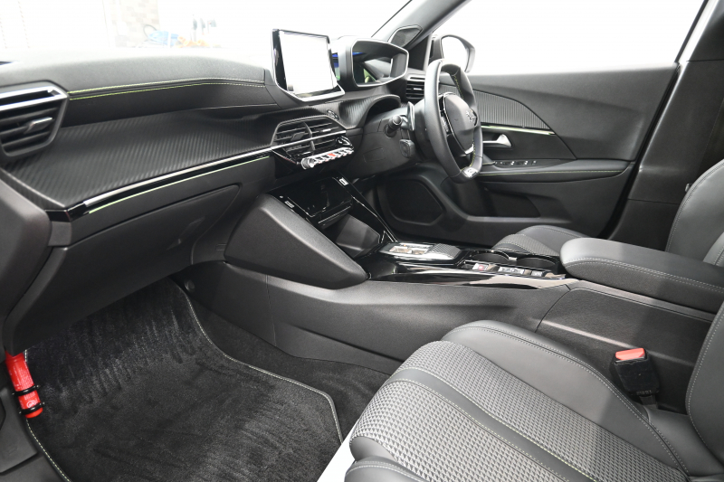 プジョー 2008 GT　Pｽﾀ ACC ECO ﾊｰﾌ革 ﾊﾟﾉﾗﾏSR 純正ﾀｯﾁｽｸﾘｰﾝ ﾅﾋﾞTV CarPlay Bｶﾒﾗ 純正17ｲﾝﾁAW LEDﾗｲﾄ ｱｸﾃｨﾌﾞｾｰﾌﾃｨﾌﾞﾚｰｷ　2年保証付