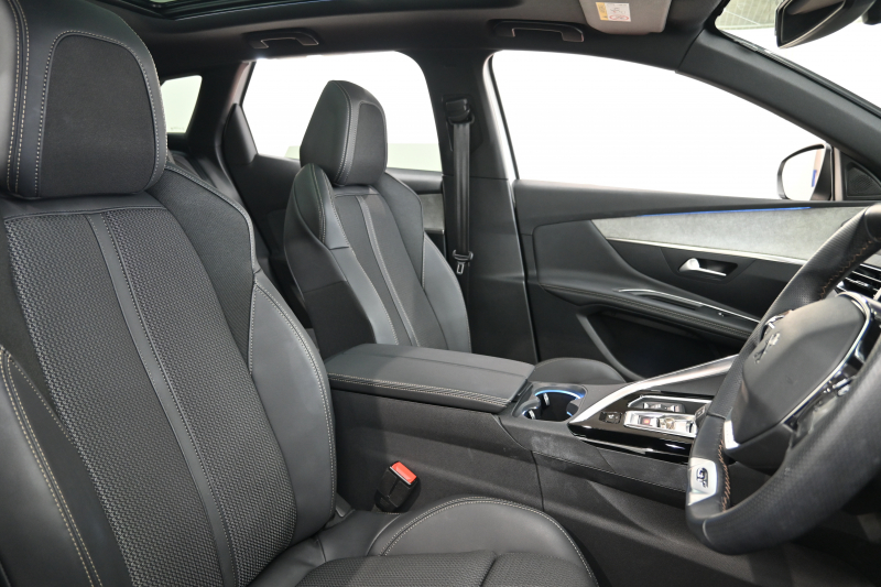 プジョー 3008 3008 GT ﾌﾞﾙｰHDi 　後期ﾓﾃﾞﾙ ACC LKA ﾊｰﾌ革 ﾊﾟﾉﾗﾏR 純正ﾅﾋﾞTV ﾘｱﾓﾆﾀｰ CarPlay Bｶﾒﾗ 前後ｺｰﾅｰｾﾝｻｰ 純正18ｲﾝﾁAW LEDﾗｲﾄ　2年保証付