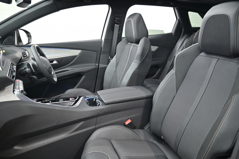 プジョー 3008 3008 GT　1ｵｰﾅｰ 後期ﾓﾃﾞﾙ ACC LKA ﾊｰﾌ革 ﾊﾟﾉﾗﾏSR 純正ﾀｯﾁｽｸﾘｰﾝ CarPlay Bｶﾒﾗ 前後ｺｰﾅｰｾﾝｻｰ 純正18ｲﾝﾁAW LEDﾗｲﾄ　新車保証継承可