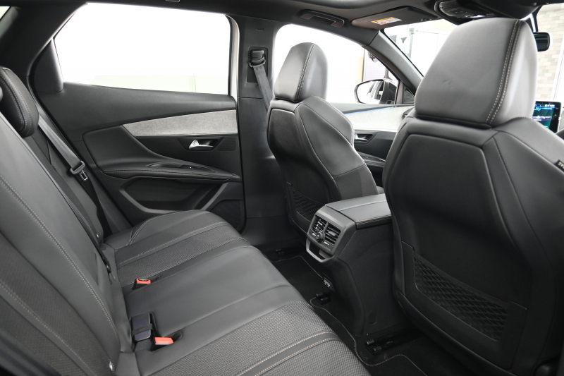 プジョー 3008 3008 GT　1ｵｰﾅｰ 後期ﾓﾃﾞﾙ ACC LKA ﾊｰﾌ革 ﾊﾟﾉﾗﾏSR 純正ﾀｯﾁｽｸﾘｰﾝ CarPlay Bｶﾒﾗ 前後ｺｰﾅｰｾﾝｻｰ 純正18ｲﾝﾁAW LEDﾗｲﾄ　新車保証継承可