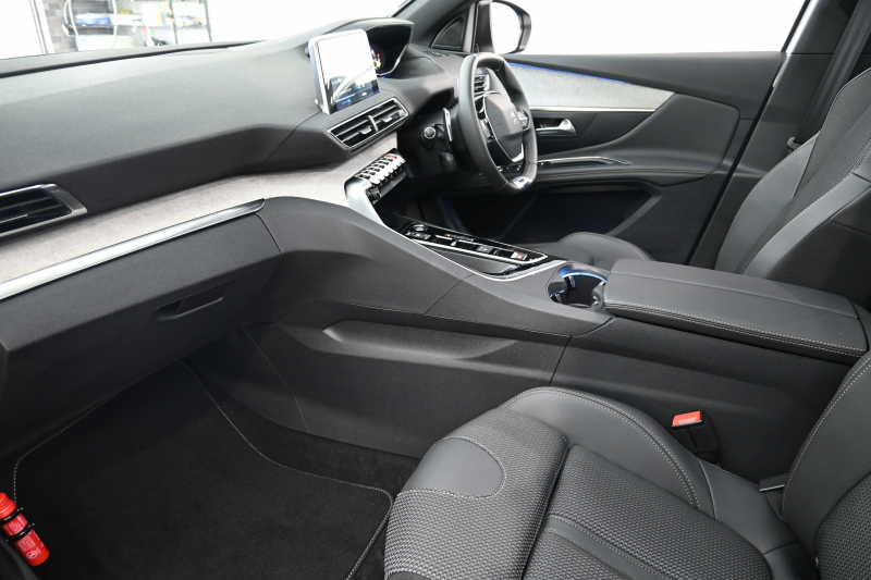 プジョー 3008 3008 GT　1ｵｰﾅｰ 後期ﾓﾃﾞﾙ ACC LKA ﾊｰﾌ革 ﾊﾟﾉﾗﾏSR 純正ﾀｯﾁｽｸﾘｰﾝ CarPlay Bｶﾒﾗ 前後ｺｰﾅｰｾﾝｻｰ 純正18ｲﾝﾁAW LEDﾗｲﾄ　新車保証継承可