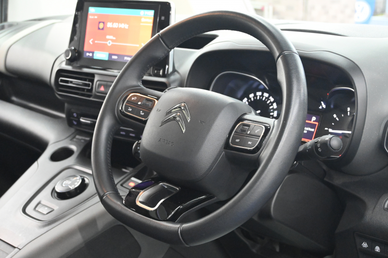 シトロエン ベルランゴ ｼｬｲﾝ　1ｵﾅ Pｽﾀ ﾊﾟｰｷﾝｸﾞｾﾝｻｰ BSM ﾊﾟﾉﾗﾏR ﾌｧﾌﾞﾘｯｸｼｰﾄ 純正ﾀｯﾁｽｸﾘｰﾝ ﾅﾋﾞTV BTｵｰﾃﾞｨｵ＆TEL CarPlay ｱﾝﾋﾞｴﾝｽﾗｲﾄ 純正16ｲﾝﾁAW　2年保証付