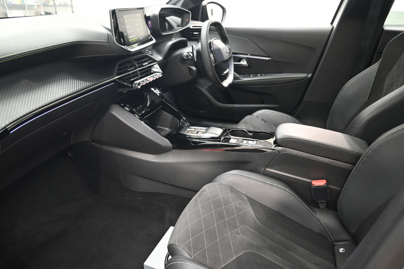 プジョー 208 GT　ACC LPA LKA BSM Pｽﾀ ECO ﾊｰﾌﾚｻﾞｰ 7ｲﾝﾁﾀｯﾁｽｸﾘｰﾝ CarPlay ﾅﾋﾞTV ﾌﾙｾｸﾞ Bｶﾒﾗ 17ｲﾝﾁAW ﾌﾙLEDﾗｲﾄ　2年保証付