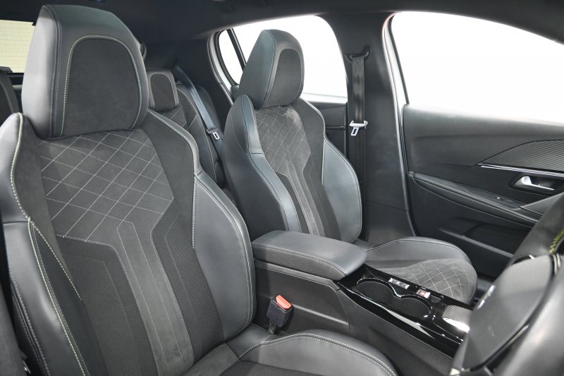 プジョー 208 GT　ACC LPA LKA BSM Pｽﾀ ECO ﾊｰﾌﾚｻﾞｰ 7ｲﾝﾁﾀｯﾁｽｸﾘｰﾝ CarPlay ﾅﾋﾞTV ﾌﾙｾｸﾞ Bｶﾒﾗ 17ｲﾝﾁAW ﾌﾙLEDﾗｲﾄ　2年保証付