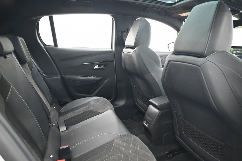 プジョー 208 GT　ACC LPA LKA BSM Pｽﾀ ECO ﾊｰﾌﾚｻﾞｰ 7ｲﾝﾁﾀｯﾁｽｸﾘｰﾝ CarPlay ﾅﾋﾞTV ﾌﾙｾｸﾞ Bｶﾒﾗ 17ｲﾝﾁAW ﾌﾙLEDﾗｲﾄ　2年保証付