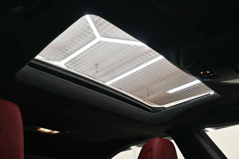 マセラティ ギブリ ｸﾞﾗﾝｽﾎﾟｰﾂ ﾄﾞﾗｲﾊﾞｰｽﾞｱｼｽﾀﾝｽ&ﾂｰﾘﾝｸﾞP　後期 ACC BSM LKA 赤革 ｻﾝﾙｰﾌ 8.4ｲﾝﾁMTC+ CarPlay 自動ﾄﾗﾝｸ 20ｲﾝﾁｳﾗｰﾉAW ｽｶｲﾌｯｸｻｽ LED　2年保証付