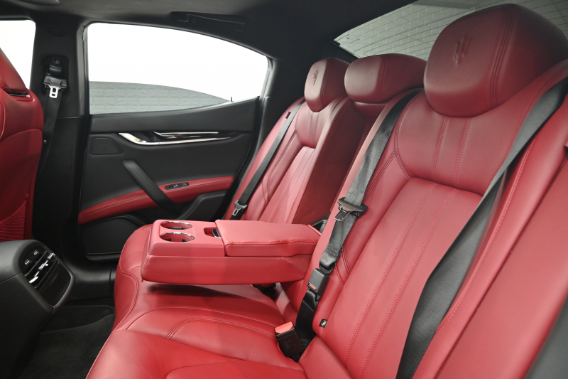 マセラティ ギブリ ｸﾞﾗﾝｽﾎﾟｰﾂ ﾄﾞﾗｲﾊﾞｰｽﾞｱｼｽﾀﾝｽ&ﾂｰﾘﾝｸﾞP　後期 ACC BSM LKA 赤革 ｻﾝﾙｰﾌ 8.4ｲﾝﾁMTC+ CarPlay 自動ﾄﾗﾝｸ 20ｲﾝﾁｳﾗｰﾉAW ｽｶｲﾌｯｸｻｽ LED　2年保証付